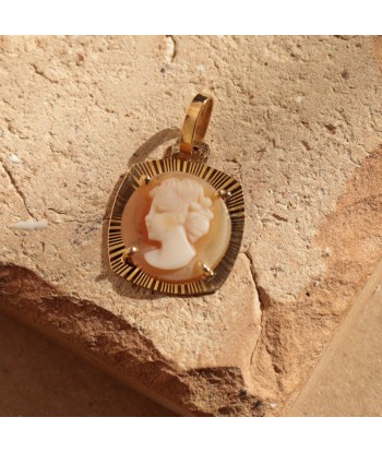 Pendentif camée vintage rose 2023