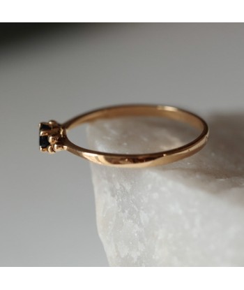 Bague fine solitaire saphir Les êtres humains sont 