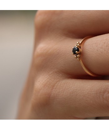 Bague fine solitaire saphir Les êtres humains sont 