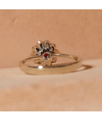 Bague marguerite or blanc 14 carats et rubis de pas cher