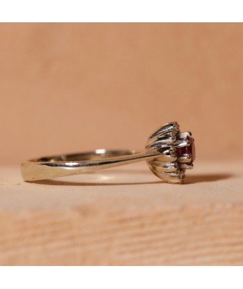 Bague marguerite or blanc 14 carats et rubis de pas cher