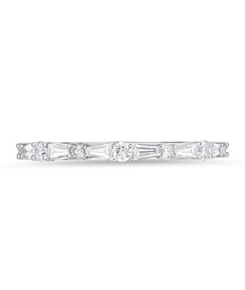 Memoire 18k White Gold Alternating Tapered Baguette and Round Diamond Stackable Ring 2 - 3 jours ouvrés.