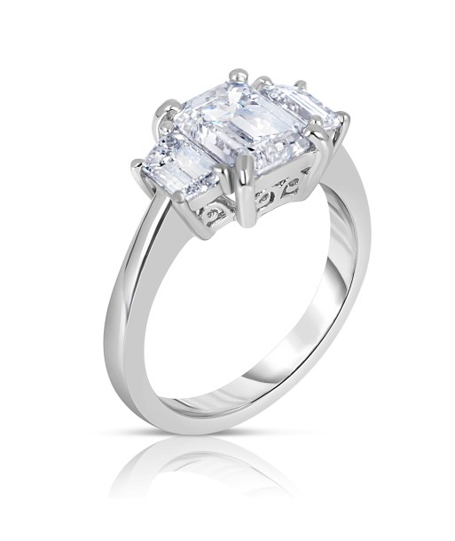 Emerald Cut Diamond Engagement Ring with Trapezoid Side Diamonds in Platinum brillant des détails fins