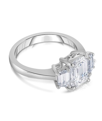 Emerald Cut Diamond Engagement Ring with Trapezoid Side Diamonds in Platinum brillant des détails fins