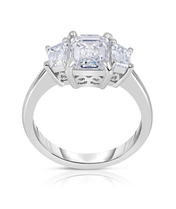 Emerald Cut Diamond Engagement Ring with Trapezoid Side Diamonds in Platinum brillant des détails fins