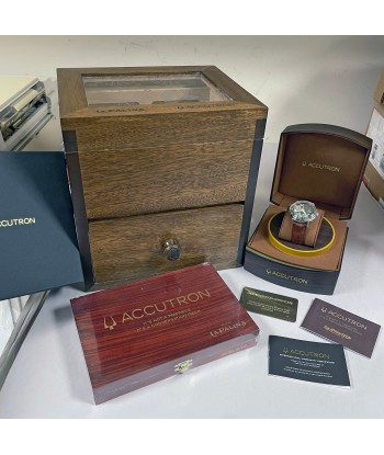 Accutron Spaceview 2020 La Palina Edition Brown Watch 2ES6A007 with Cigar Humidor Set chez Cornerstreet bien 